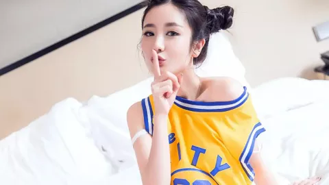 李兰迪穿露脐上衣大秀小蛮腰