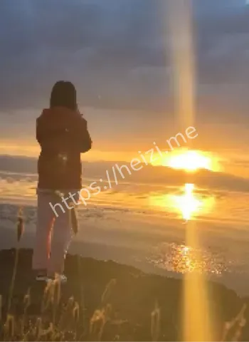 年轻人野生睡姿等日出